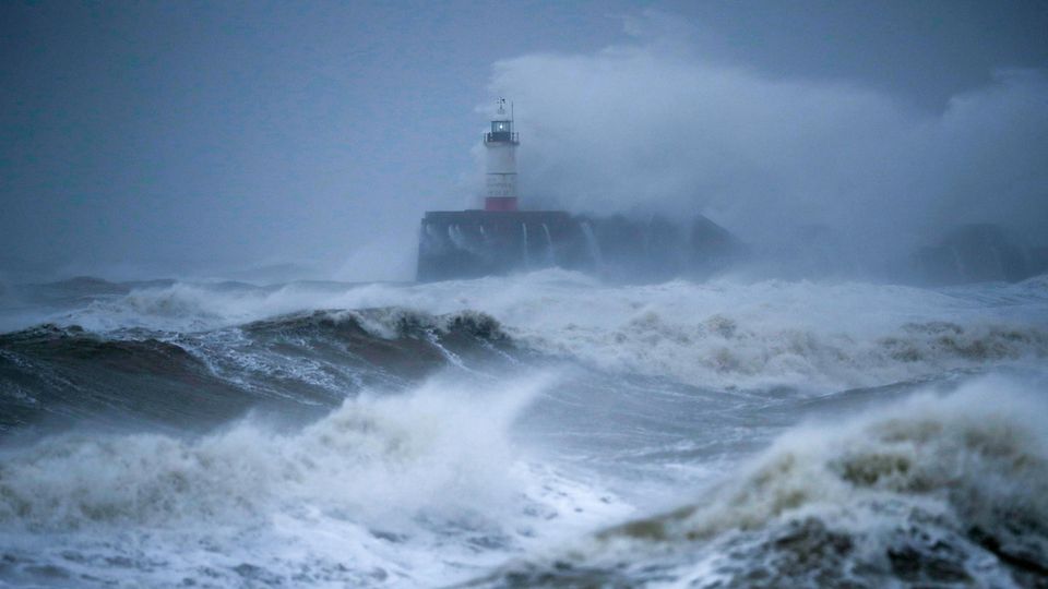 Sabine: In Großbritannien und Irland ist es am Wochenende zu erheblichen Schäden durch heftigen Wind und Regen gekommen. Sabine: In Großbritannien und Irland ist es am Wochenende zu erheblichen Schäden durch heftigen Wind und Regen gekommen.