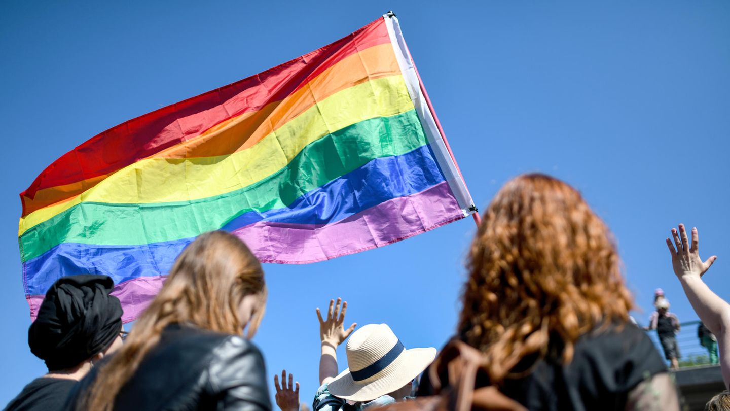 Hetze gegen Schwule und Lesben verboten: Schweiz stimmt für Gesetz gegen Homophobie