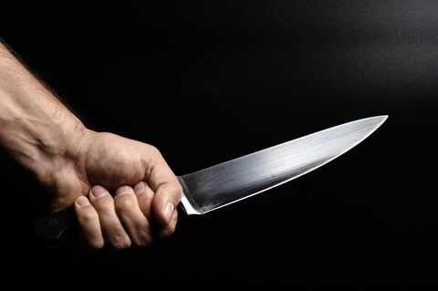 Ein Mann mit einem Messer als Smbolfoto für Nachrichten aus Deutschland