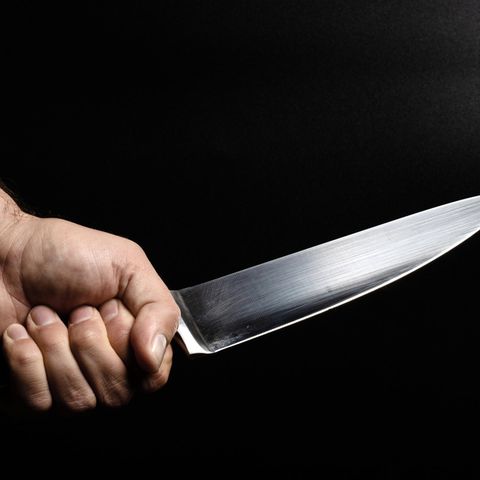 Ein Mann mit einem Messer als Smbolfoto für Nachrichten aus Deutschland