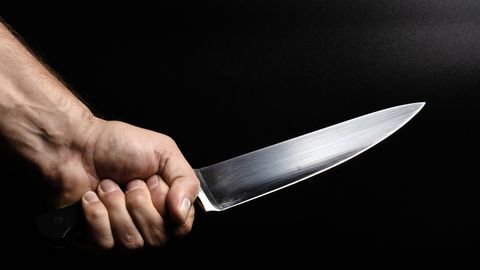 Ein Mann mit einem Messer als Smbolfoto für Nachrichten aus Deutschland