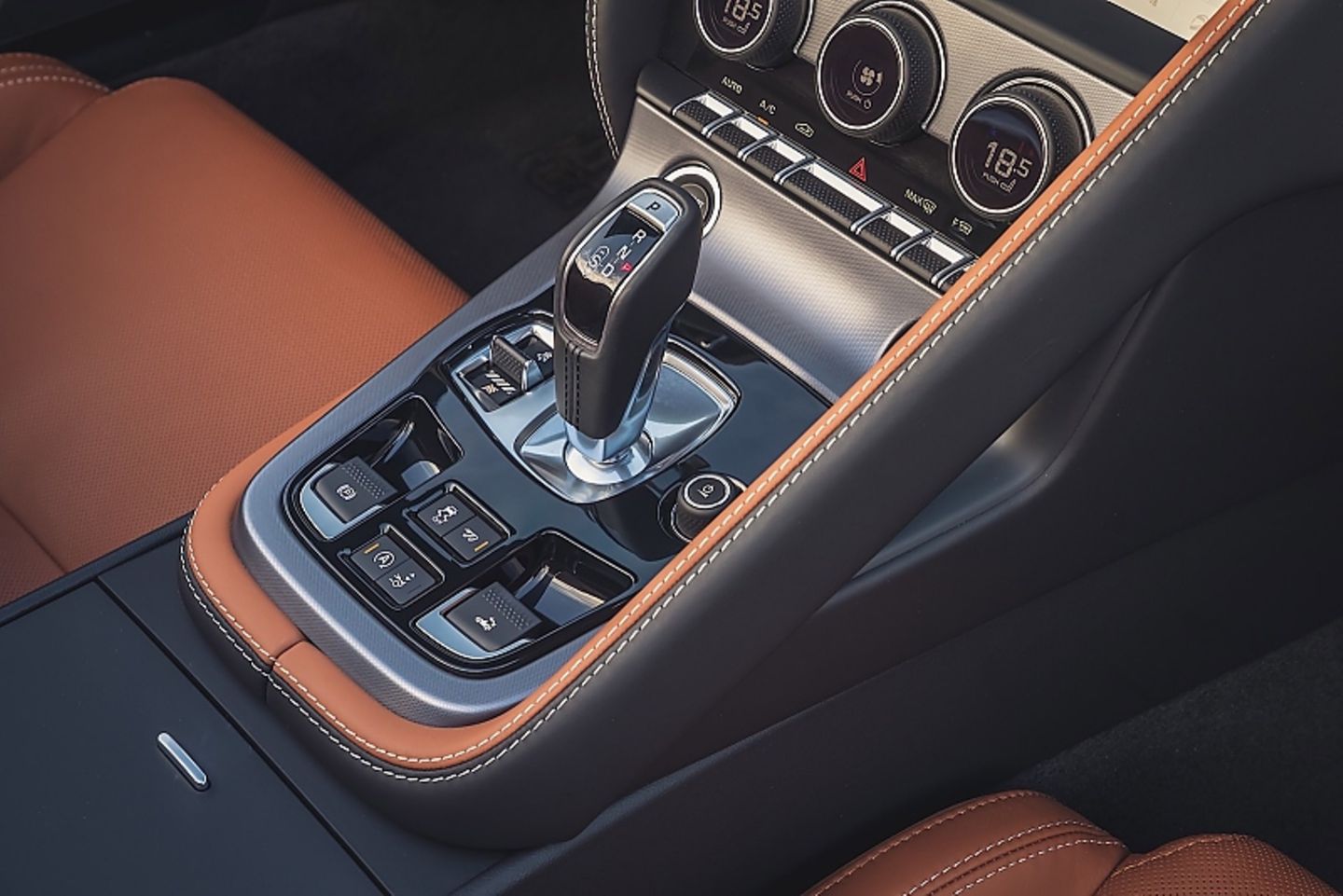 Die Mittelkonsole im Jaguar F-Type