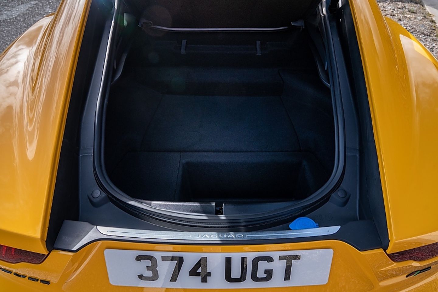 Der Kofferraum des Jaguar F-Type ist eher bescheiden