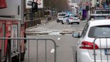Brüssel, Belgien: "Sabine", der in Belgien "Ciara" heißt, hat dort bis zum Montagvormittag etliche Schäden angerichtet. Verletzt wurde nach ersten Medienberichten niemand, als vielerorts im Land Bäume und Baugerüste umstürzten. In Brüssel löste der Wind Teile einer Leichtbaufassade, die vom sechsten und siebten Obergeschoss auf die Straße fielen. Auch etliche Dächer deckte der Sturm ab. Bahnen fuhren auf vielen Strecken verspätet oder eingeschränkt. Im Hafen von Antwerpen kippten aufeinandergestapelte Container um.