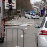 Brüssel, Belgien: "Sabine", der in Belgien "Ciara" heißt, hat dort bis zum Montagvormittag etliche Schäden angerichtet. Verletzt wurde nach ersten Medienberichten niemand, als vielerorts im Land Bäume und Baugerüste umstürzten. In Brüssel löste der Wind Teile einer Leichtbaufassade, die vom sechsten und siebten Obergeschoss auf die Straße fielen. Auch etliche Dächer deckte der Sturm ab. Bahnen fuhren auf vielen Strecken verspätet oder eingeschränkt. Im Hafen von Antwerpen kippten aufeinandergestapelte Container um.