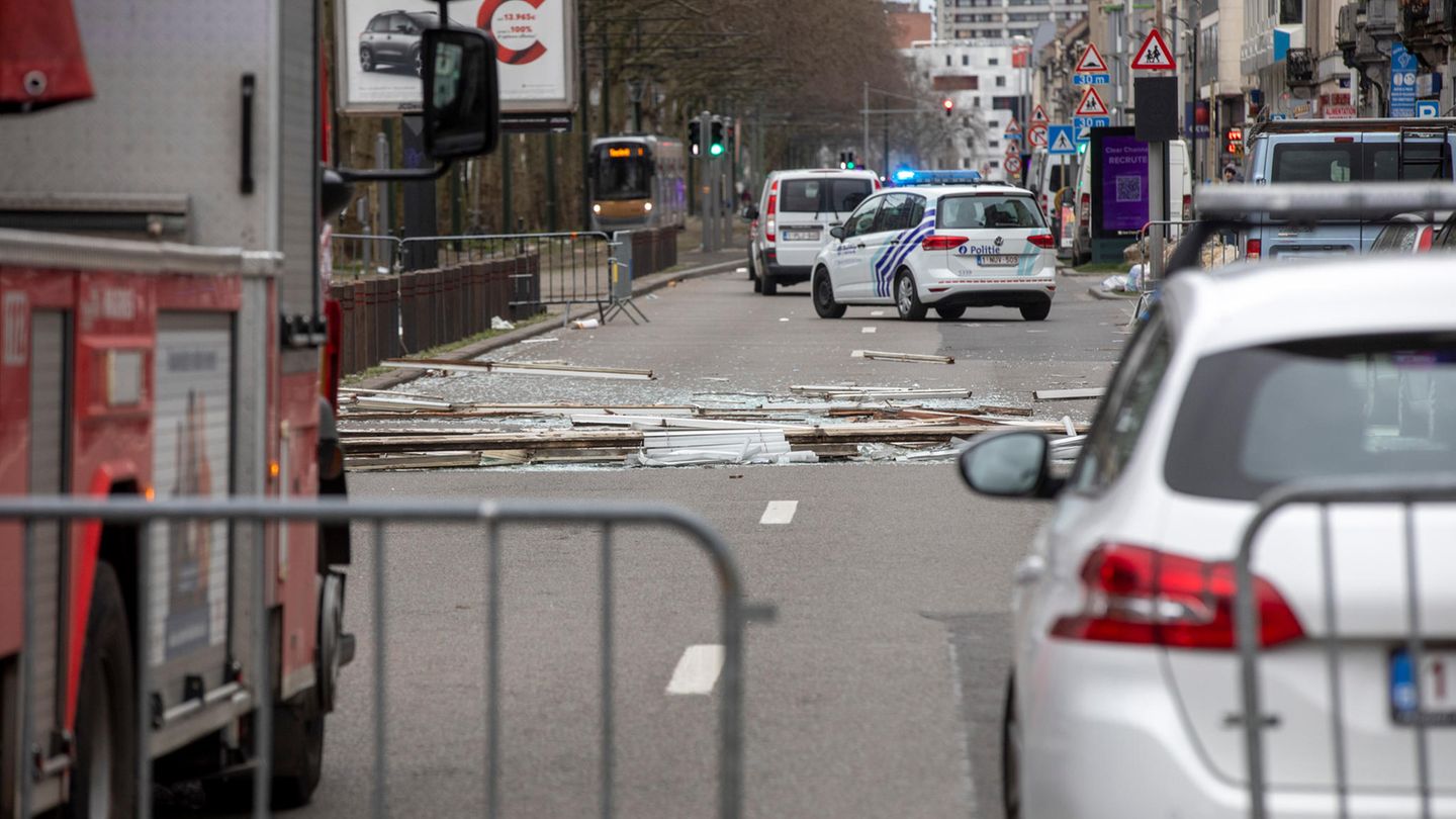 Brüssel, Belgien: "Sabine", der in Belgien "Ciara" heißt, hat dort bis zum Montagvormittag etliche Schäden angerichtet. Verletzt wurde nach ersten Medienberichten niemand, als vielerorts im Land Bäume und Baugerüste umstürzten. In Brüssel löste der Wind Teile einer Leichtbaufassade, die vom sechsten und siebten Obergeschoss auf die Straße fielen. Auch etliche Dächer deckte der Sturm ab. Bahnen fuhren auf vielen Strecken verspätet oder eingeschränkt. Im Hafen von Antwerpen kippten aufeinandergestapelte Container um.