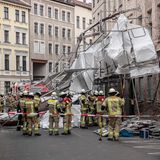 Berlin, Deutschland: Feuerwehrleute stehen in der Sophienstraße an einem von Windböen eingestürzten Gerüst.