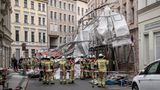 Berlin, Deutschland: Feuerwehrleute stehen in der Sophienstraße an einem von Windböen eingestürzten Gerüst.