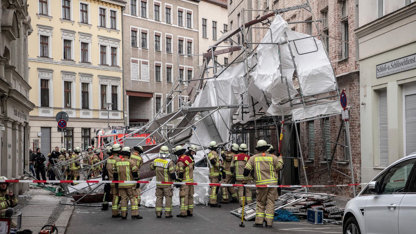Berlin, Deutschland: Feuerwehrleute stehen in der Sophienstraße an einem von Windböen eingestürzten Gerüst.