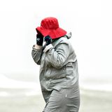 Klitmøller, Dänemark: Bloß den Hut festhalten! Auch in Dänemark sorgte der Sturm für Chaos. So mussten etwa Fährverbindungen eingestellt werden. An der dänischen Westküste fürchtet man nun Überschwemmungen. Für Montagabend warnte das Dänische Meteorologische Institut vor Wasserständen bis zu 3,5 Meter über normal.