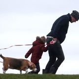 Harlingen, Niederlande: Egal ob es stürmt oder schneit, der Hund muss auch mal an die frische Luft, wie hier an der niederländischen Nordseeküste. Hier traf das Sturmtief mit heftigem Wind und Starkregen auf die Küste. 