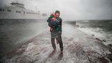Moss, Norwegen: Manchen macht der Orkan auch sichtlich Spaß.  Dmitrij Gordejev und sein Sohn Daniel stehen zwischen brechenden Wellen am Hafen von Moss, 60 Kilometer südlich von Oslo. 
