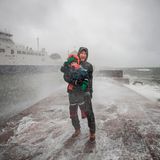 Moss, Norwegen: Manchen macht der Orkan auch sichtlich Spaß.  Dmitrij Gordejev und sein Sohn Daniel stehen zwischen brechenden Wellen am Hafen von Moss, 60 Kilometer südlich von Oslo. 