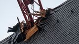 Frankfurt/Main, Deutschland:  Sturm "Sabine" hat den Ausleger eines Baukrans umgeknickt und zum Teil durch das Dach des Frankfurter Doms gedrückt. Verletzt wurde niemand. Wie hoch der Schaden ist, konnte in der Nacht noch nicht gesagt werden. Die herbeigerufene Feuerwehr stellte fest, dass der Ausleger keine Gefahr darstellt, wie ein Feuerwehrsprecher sagte. Eine Fachfirma solle den Kran am Montag zurückbauen und den Ausleger entfernen, hieß es.