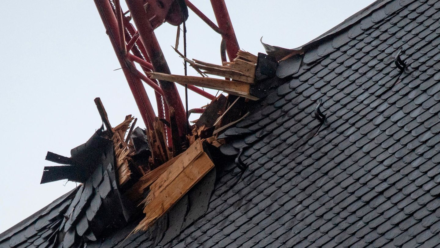 Frankfurt/Main, Deutschland:  Sturm "Sabine" hat den Ausleger eines Baukrans umgeknickt und zum Teil durch das Dach des Frankfurter Doms gedrückt. Verletzt wurde niemand. Wie hoch der Schaden ist, konnte in der Nacht noch nicht gesagt werden. Die herbeigerufene Feuerwehr stellte fest, dass der Ausleger keine Gefahr darstellt, wie ein Feuerwehrsprecher sagte. Eine Fachfirma solle den Kran am Montag zurückbauen und den Ausleger entfernen, hieß es.