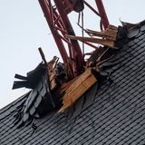 Frankfurt/Main, Deutschland:  Sturm "Sabine" hat den Ausleger eines Baukrans umgeknickt und zum Teil durch das Dach des Frankfurter Doms gedrückt. Verletzt wurde niemand. Wie hoch der Schaden ist, konnte in der Nacht noch nicht gesagt werden. Die herbeigerufene Feuerwehr stellte fest, dass der Ausleger keine Gefahr darstellt, wie ein Feuerwehrsprecher sagte. Eine Fachfirma solle den Kran am Montag zurückbauen und den Ausleger entfernen, hieß es.