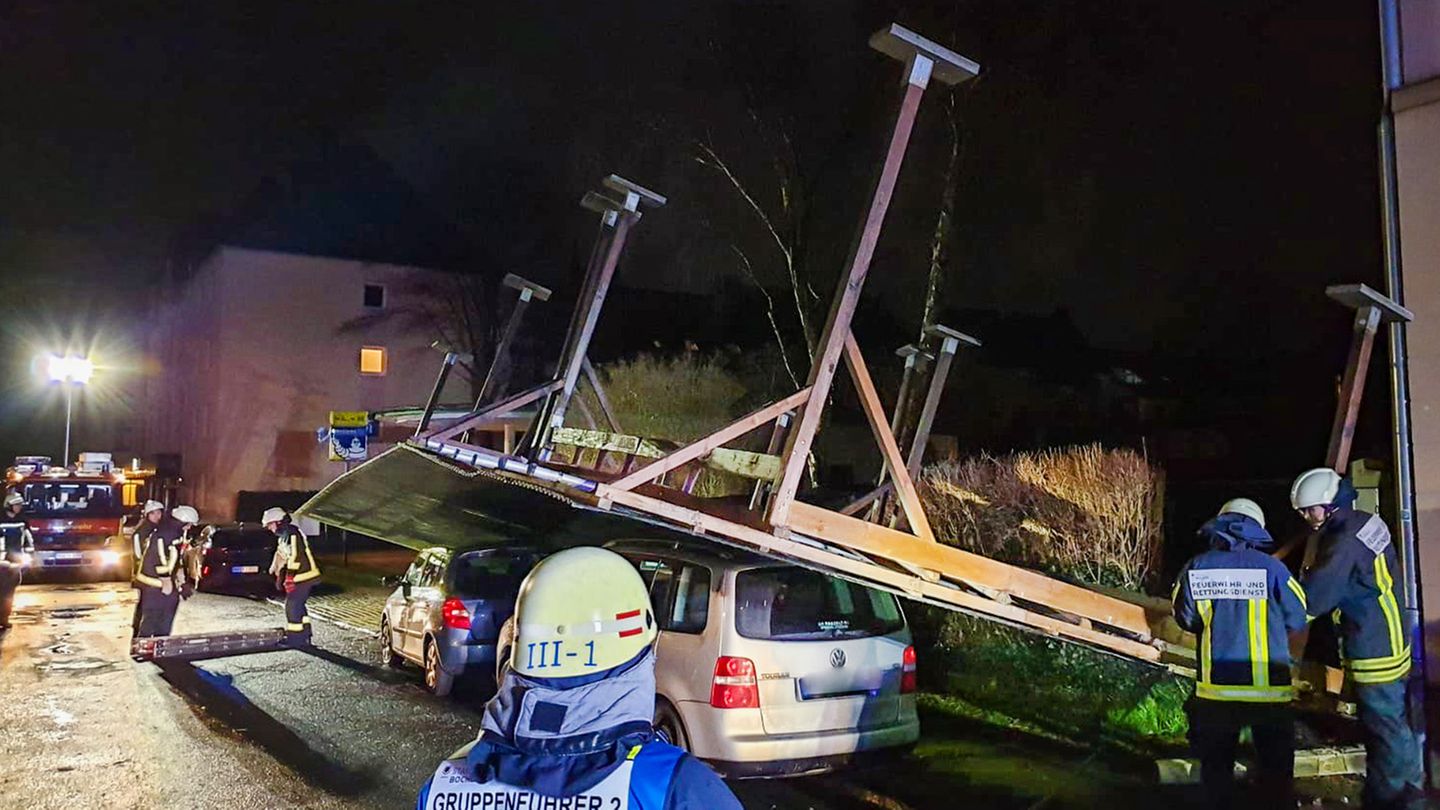 Bochum, Nordrhein-Westfalen: In Bochum ist durch "Sabine" ein Carport umgeweht worden und auf Autos gelandet. 