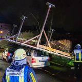 Bochum, Nordrhein-Westfalen: In Bochum ist durch "Sabine" ein Carport umgeweht worden und auf Autos gelandet. 