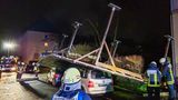 Bochum, Nordrhein-Westfalen: In Bochum ist durch "Sabine" ein Carport umgeweht worden und auf Autos gelandet. 