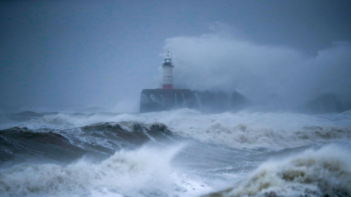 Newhaven, Großbritannien: Hohe Wellen schlagen am Hafen an einen Leuchtturm. In Großbritannien und Irland ist es am Wochenende zu erheblichen Verkehrsbehinderungen und Schäden durch heftigen Wind und Regen gekommen.