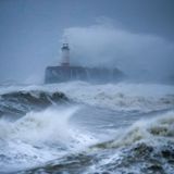 Newhaven, Großbritannien: Hohe Wellen schlagen am Hafen an einen Leuchtturm. In Großbritannien und Irland ist es am Wochenende zu erheblichen Verkehrsbehinderungen und Schäden durch heftigen Wind und Regen gekommen.