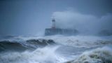 Newhaven, Großbritannien: Hohe Wellen schlagen am Hafen an einen Leuchtturm. In Großbritannien und Irland ist es am Wochenende zu erheblichen Verkehrsbehinderungen und Schäden durch heftigen Wind und Regen gekommen.