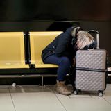 Köln, Nordrhein-Westfalen: Reisende brauchten während des Orkantiefs viele Nerven, wie etwa hier am Flughafen Köln/Bonn, wo zwei Reisende auf einer Bank schlafen. Durch "Sabine" sind in Deutschland zahlreiche Flüge gestrichen worden. 