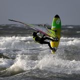 Troon, Großbritannien: Manche wissen den Sturm für sich zu nutzen, wie dieser Windsurfer an der schottischen Westküste. 