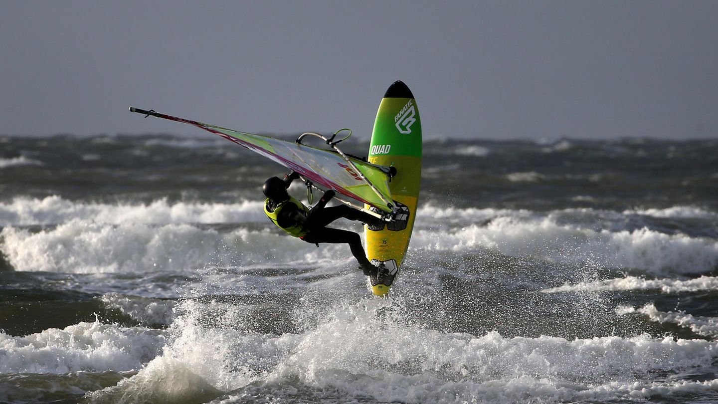 Troon, Großbritannien: Manche wissen den Sturm für sich zu nutzen, wie dieser Windsurfer an der schottischen Westküste. 