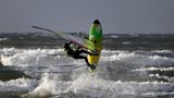 Troon, Großbritannien: Manche wissen den Sturm für sich zu nutzen, wie dieser Windsurfer an der schottischen Westküste. 
