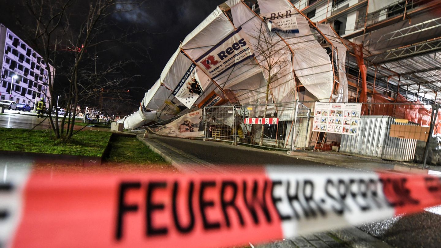 Freiburg, Baden-Württemberg: Ein Baugerüst ist durch Orkanböen des Sturmtiefs "Sabine" umgekippt.