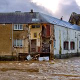 Hawick, Großbritannien: Die Wand eines Gasthauses ist in den Fluss Teviot eingestürzt. Das Sturmtief "Ciara" hat durch starken Wind und Regen erhebliche Schäden im Land verursacht. 