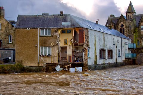 Hawick, Großbritannien: Die Wand eines Gasthauses ist in den Fluss Teviot eingestürzt. Das Sturmtief "Ciara" hat durch starken Wind und Regen erhebliche Schäden im Land verursacht. 