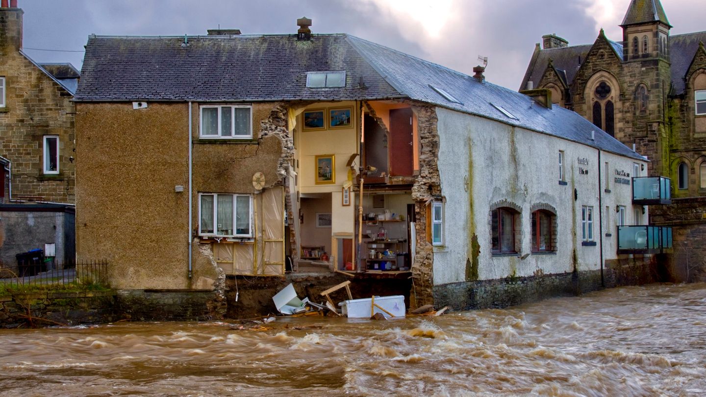 Hawick, Großbritannien: Die Wand eines Gasthauses ist in den Fluss Teviot eingestürzt. Das Sturmtief "Ciara" hat durch starken Wind und Regen erhebliche Schäden im Land verursacht. 
