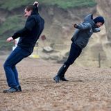 West Bay, Großbritannien: Auch in England hat man Spaß an "Ciara". Hier lehnen sich Menschen in den Sturm. 