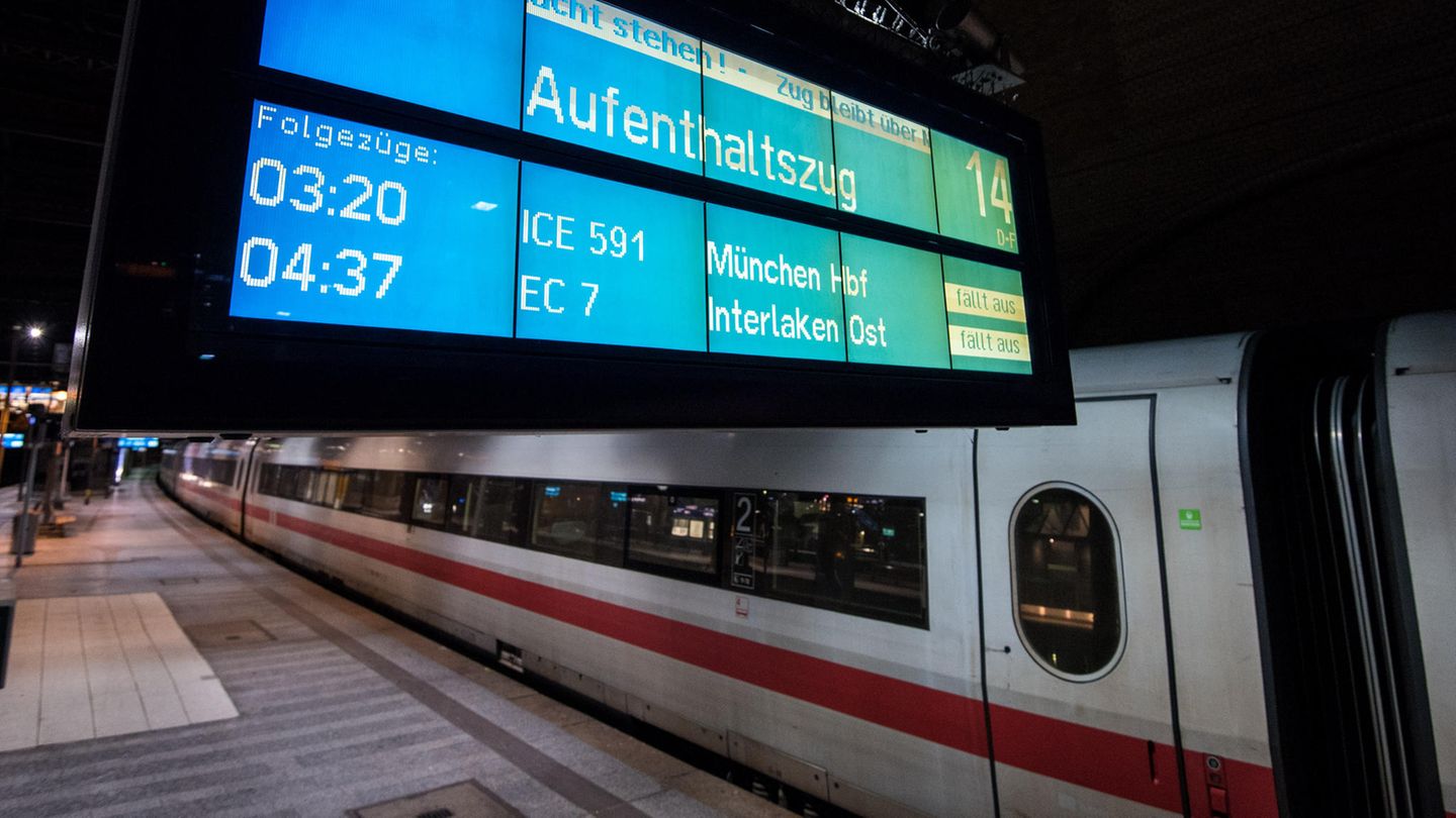 Ein ICE steht an einem Bahnsteig, während auf der Anzeige "Aufenthaltszug" steht