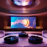 Der Salon wird von dem riesigen Bildschirm dominiert.