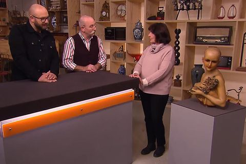 "Bares für Rares"-Experte Sven Deutschmanek (.) und Moderator Horst Lichter bestaunen die Wachsfigur, die Verkäuferin Roswita Ortolf mitgebracht hat.