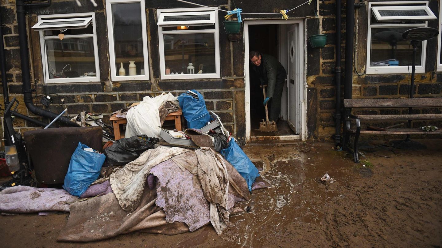 Mytholmroyd, Großbritannien: "Ciara" hat in Großbritannien nicht nur für heftigen Wind, sondern auch für Überschwemmungen gesorgt. 