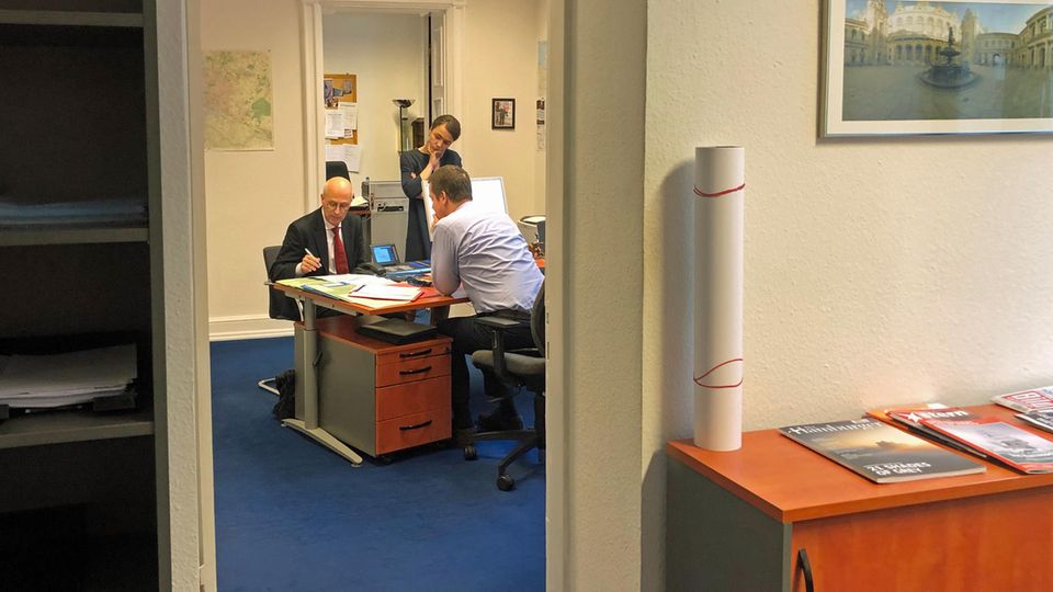 Peter Tschentscher im Büro seiner Mitarbeiter