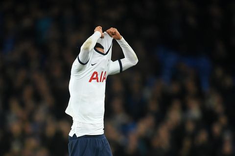 Nach einem Platzverweis versteckt sich Dele Alli in seinem Trikot