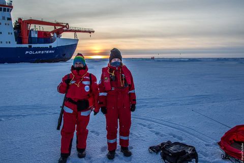 Autorin Marlene Göring (r.) mit der Eisforscherin Julia Regnery vor der "Polarstern"