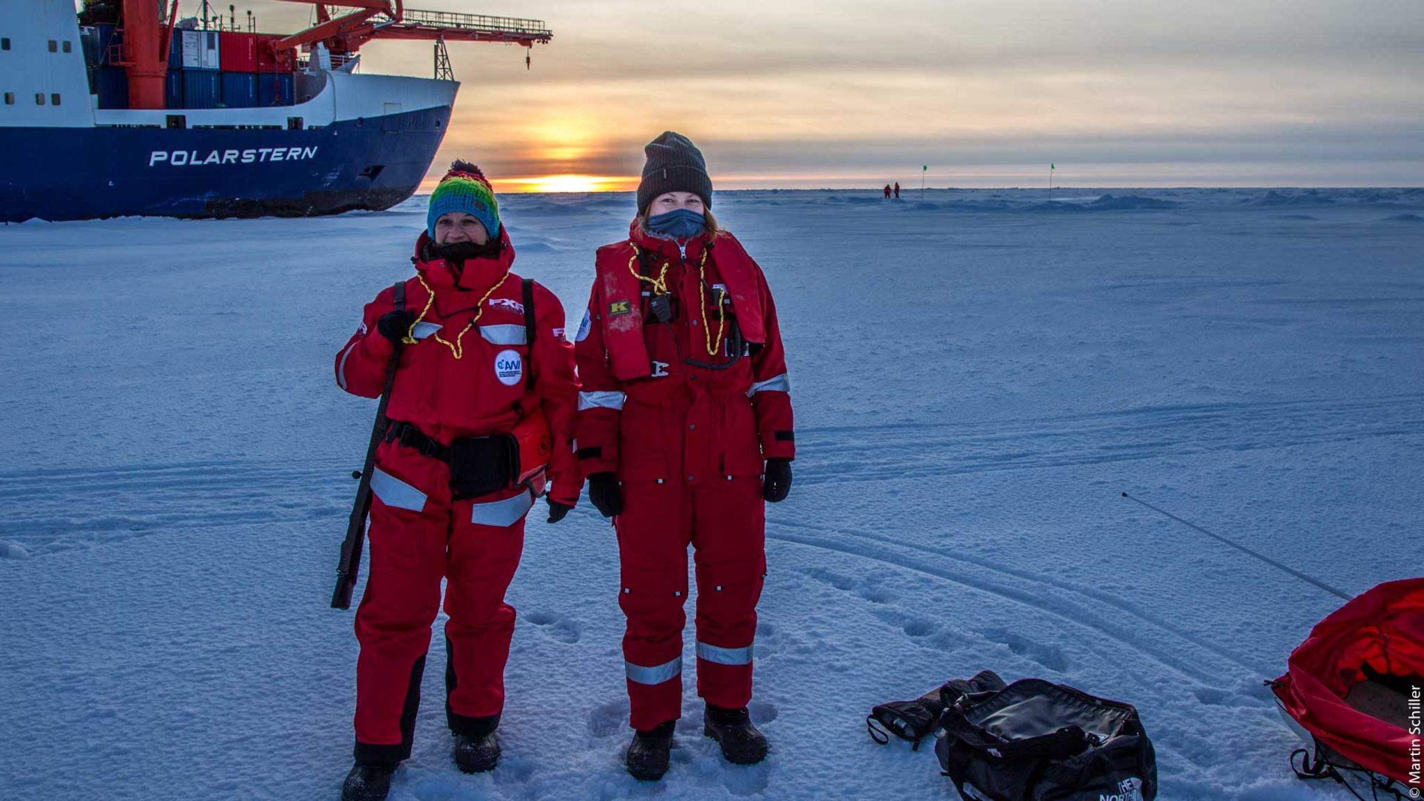 Autorin Marlene Göring (r.) mit der Eisforscherin Julia Regnery vor der "Polarstern"