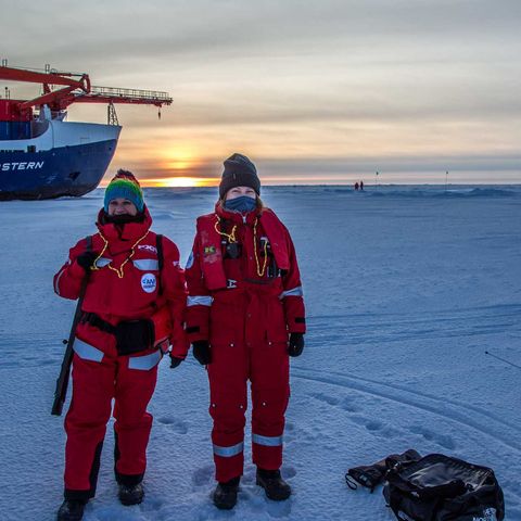 Autorin Marlene Göring (r.) mit der Eisforscherin Julia Regnery vor der "Polarstern"