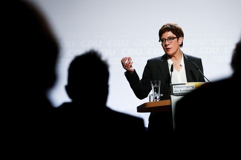 Annegret Kramp-Karrenbauer (CDU) erklärte am Montag, vom Amt der CDU-Parteichefin zurücktreten zu wollen