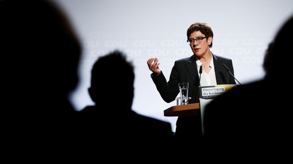Annegret Kramp-Karrenbauer (CDU) erklärte am Montag, vom Amt der CDU-Parteichefin zurücktreten zu wollen Annegret Kramp-Karrenbauer (CDU) erklärte am Montag, vom Amt der CDU-Parteichefin zurücktreten zu wollen