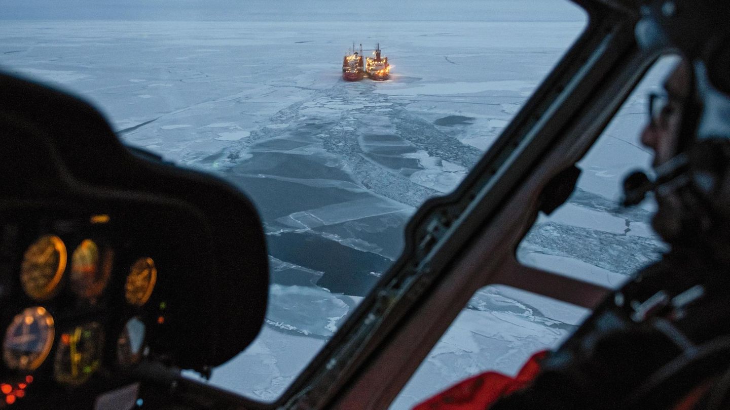 Blick vom Helikopter auf den russischen Eisbrecher