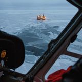 Blick vom Helikopter auf den russischen Eisbrecher