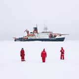 Ein Team prüft, ob das Eis stabil genug ist