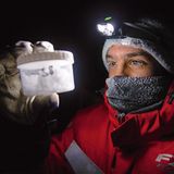 David Wagner hat eine Schneeprobe gesammelt